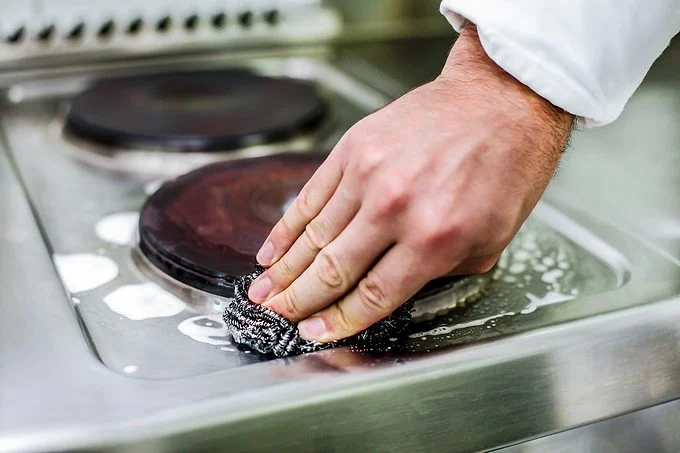 Gros plan sur une plaque de cuisson en inox.
