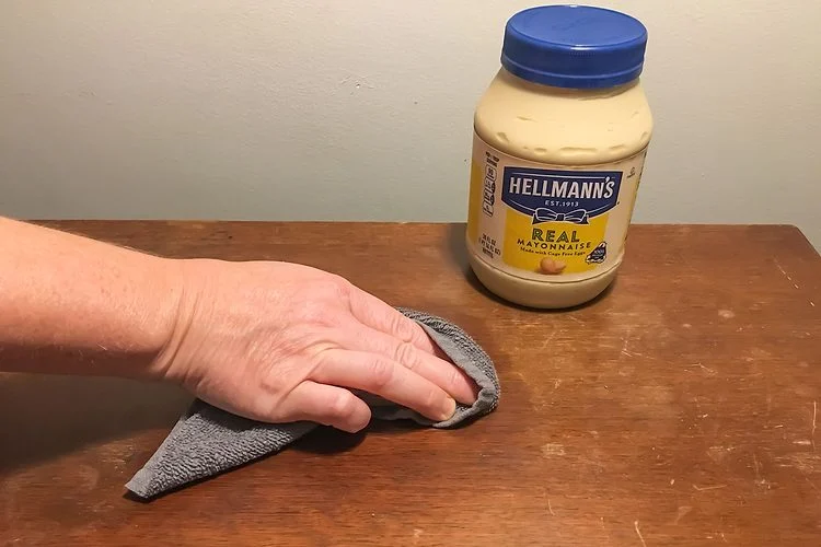 Un pot de mayonnaise avec une cuillère.