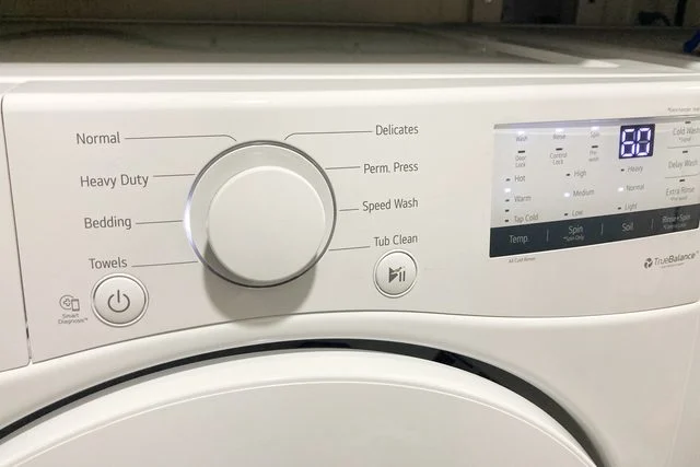 Panneau de contrôle d'une machine à laver dans une buanderie.