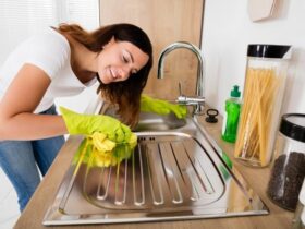 Femme en train de nettoyer une rayure sur l'inox