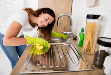 Femme en train de nettoyer une rayure sur l'inox