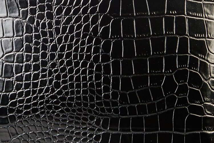 Texture de cuir verni noir imitation peau de crocodile.