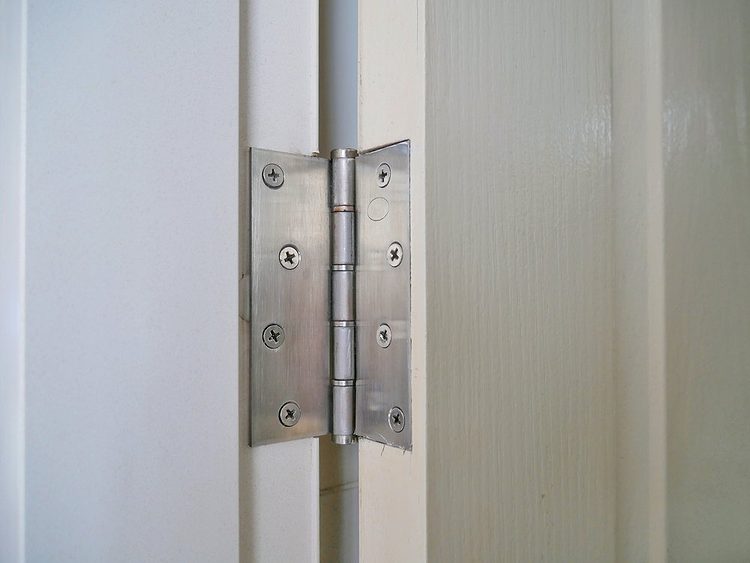 La charnière métallique d'une porte.