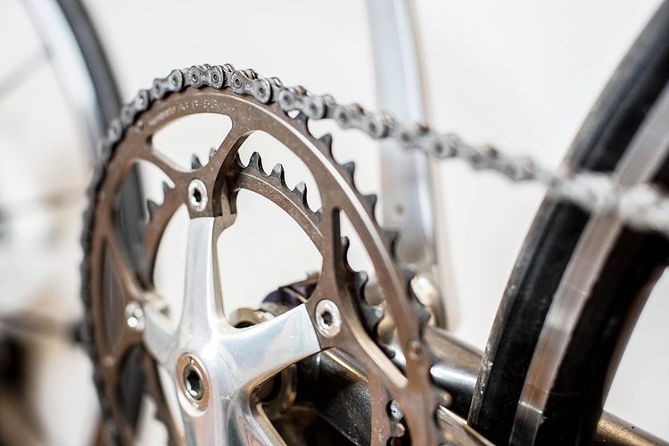 La chaîne et le pédalier d'un vélo.