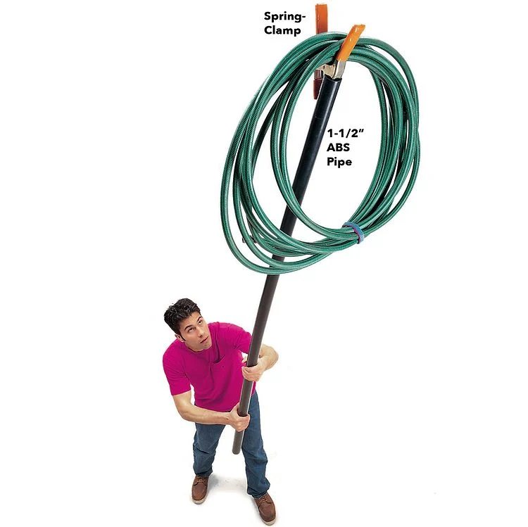 Une perche avec une pince au bout pour accrocher des objets en hauteur.