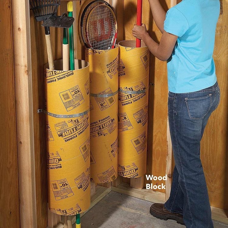 Des tubes en carton utilisés pour ranger des outils longs dans un garage.