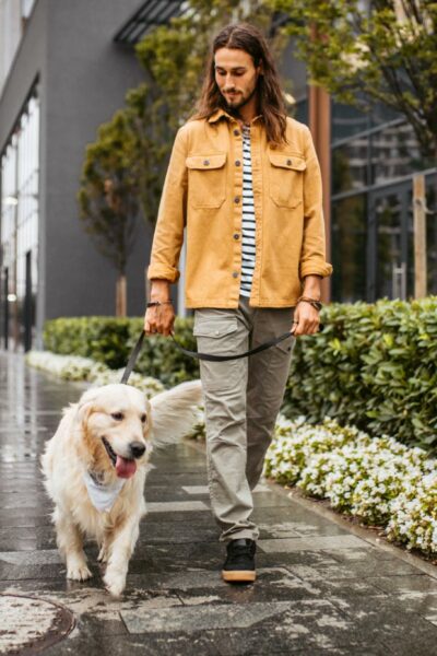 Homme se promenant avec son chien
